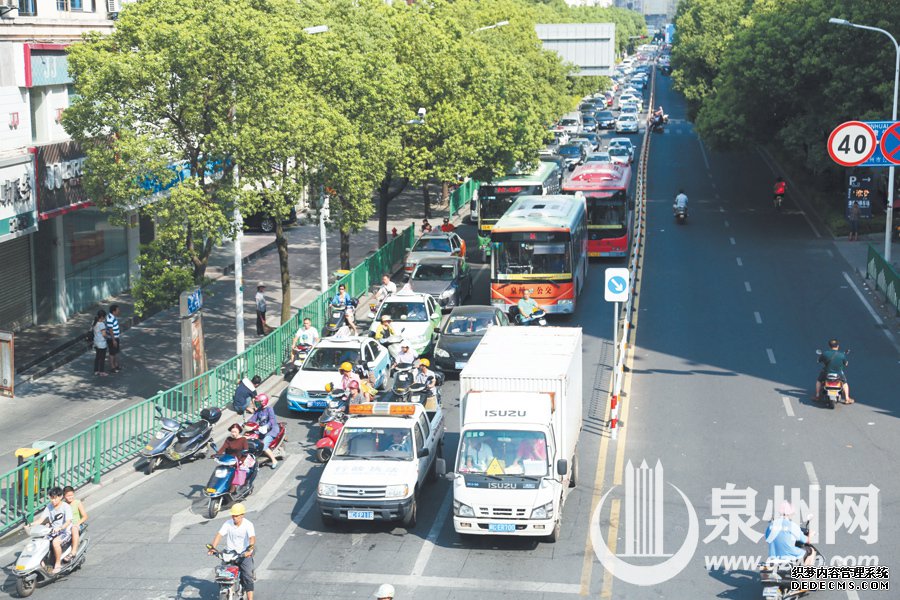 津淮街路口上演“仿盛大热血传奇” 致拥堵半小时